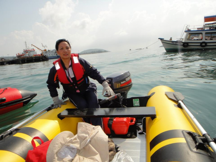 Du ngoạn trên biển bằng xuồng phao bơm hơi. Du ngoạn trên biển bằng xuồng phao bơm hơi.