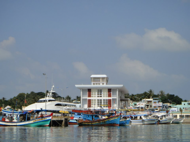 Du ngoạn trên biển bằng xuồng phao bơm hơi.