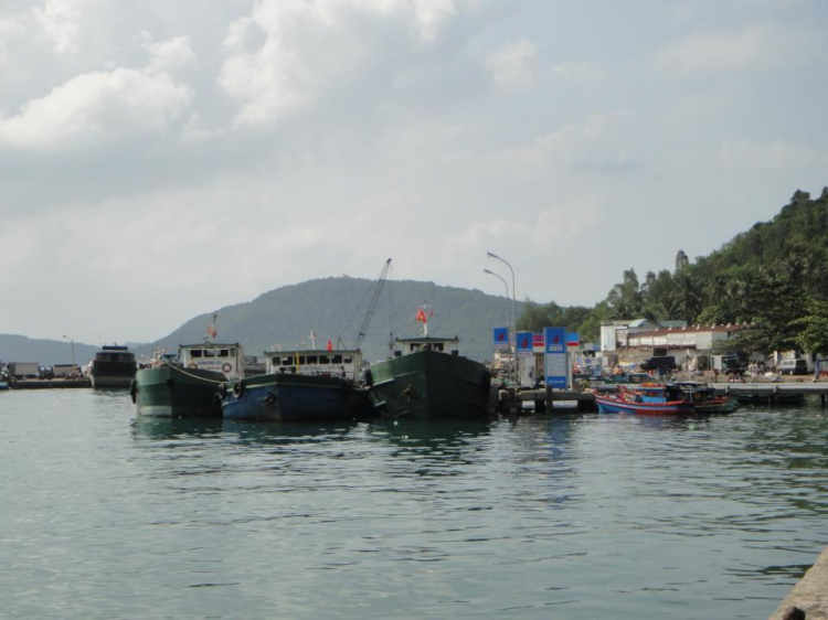 Du ngoạn trên biển bằng xuồng phao bơm hơi. Du ngoạn trên biển bằng xuồng phao bơm hơi.