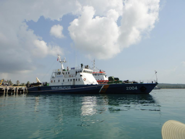 Du ngoạn trên biển bằng xuồng phao bơm hơi. Du ngoạn trên biển bằng xuồng phao bơm hơi.