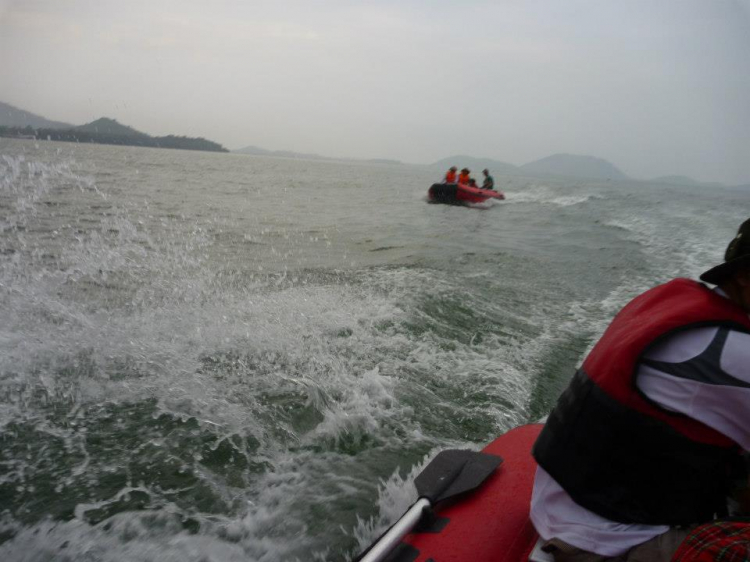 Du ngoạn trên biển bằng xuồng phao bơm hơi. Du ngoạn trên biển bằng xuồng phao bơm hơi.