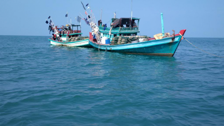 Du ngoạn trên biển bằng xuồng phao bơm hơi. Du ngoạn trên biển bằng xuồng phao bơm hơi.