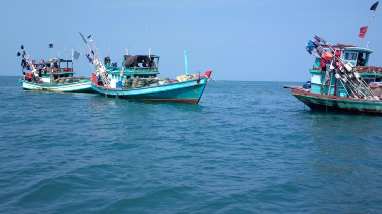 Du ngoạn trên biển bằng xuồng phao bơm hơi. Du ngoạn trên biển bằng xuồng phao bơm hơi.