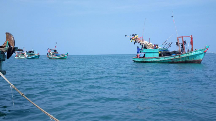 Du ngoạn trên biển bằng xuồng phao bơm hơi. Du ngoạn trên biển bằng xuồng phao bơm hơi.