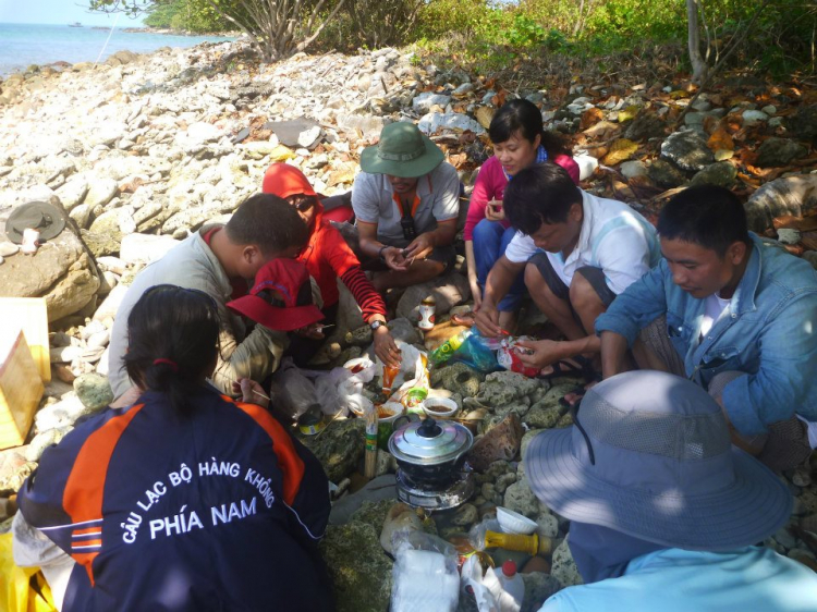 Du ngoạn trên biển bằng xuồng phao bơm hơi. Du ngoạn trên biển bằng xuồng phao bơm hơi.