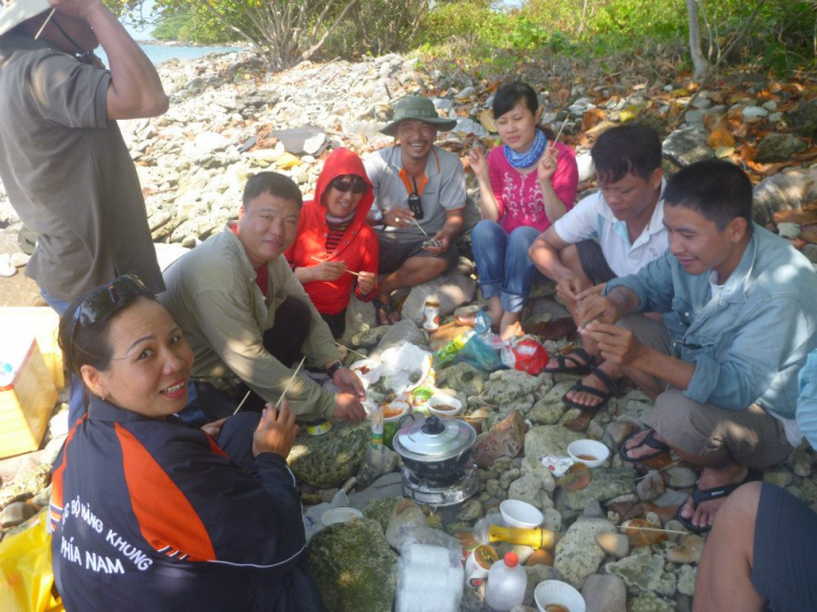 Du ngoạn trên biển bằng xuồng phao bơm hơi.