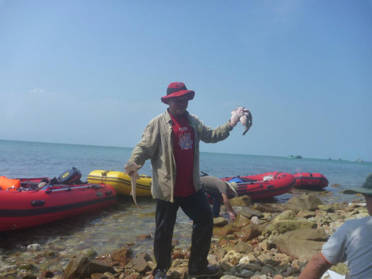 Du ngoạn trên biển bằng xuồng phao bơm hơi. Du ngoạn trên biển bằng xuồng phao bơm hơi.