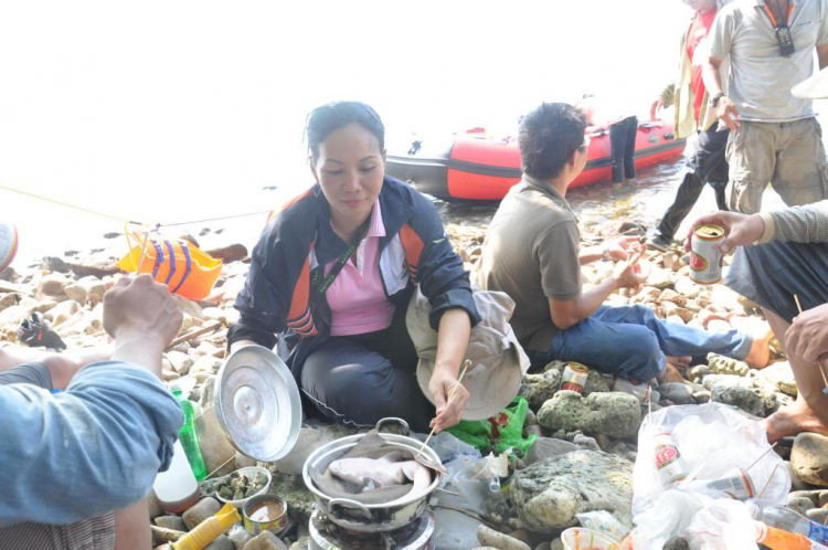 Du ngoạn trên biển bằng xuồng phao bơm hơi.