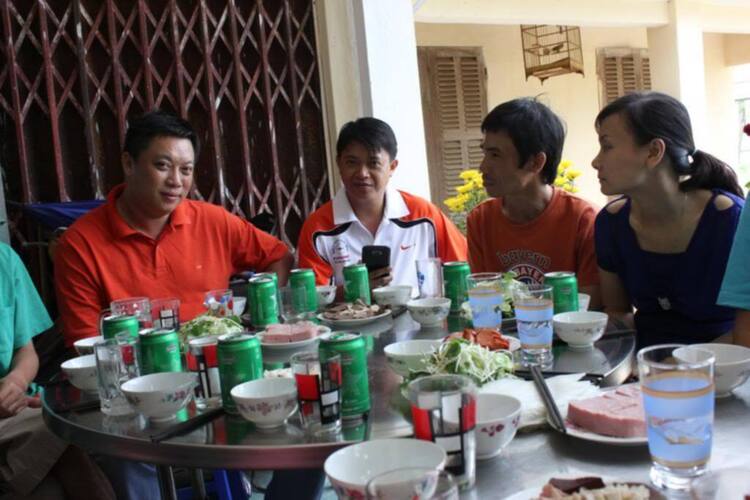 Xóm nhà lá du xuân 2013 miền Trung và Tây Nguyên. Xóm nhà lá du xuân 2013 miền Trung và Tây Nguyên.