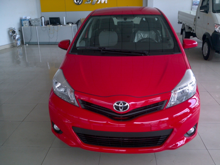 Pirus hay Yaris E? Các bác tư vấn giúp em với