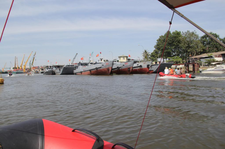 Du ngoạn trên biển bằng xuồng phao bơm hơi.