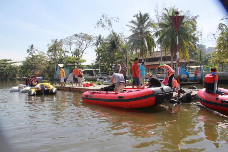 Du ngoạn trên biển bằng xuồng phao bơm hơi.