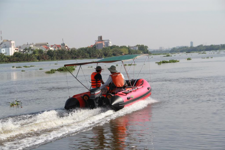 Du ngoạn trên biển bằng xuồng phao bơm hơi.