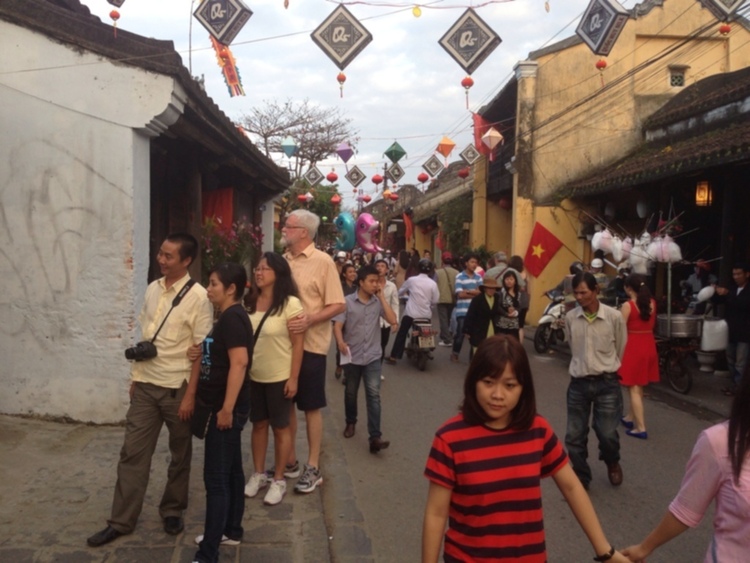 Xóm nhà lá du xuân 2013 miền Trung và Tây Nguyên.