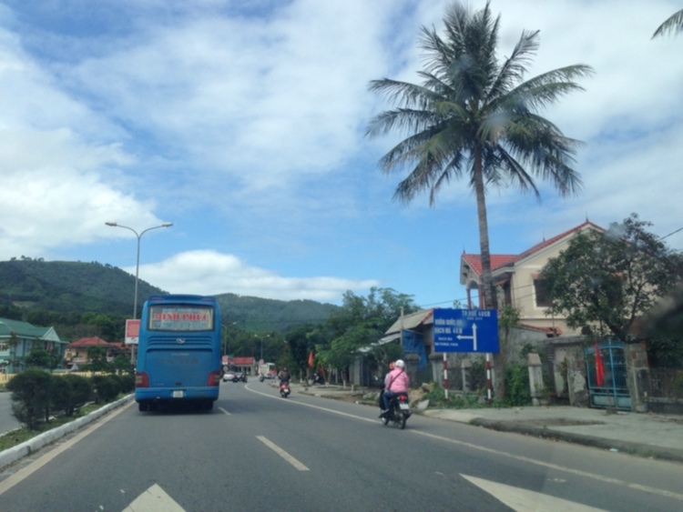 Xóm nhà lá du xuân 2013 miền Trung và Tây Nguyên.