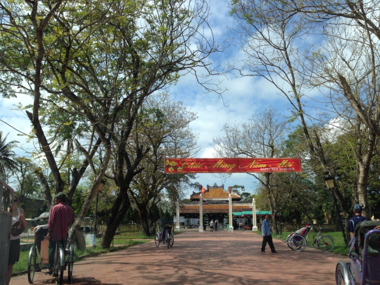 Xóm nhà lá du xuân 2013 miền Trung và Tây Nguyên.