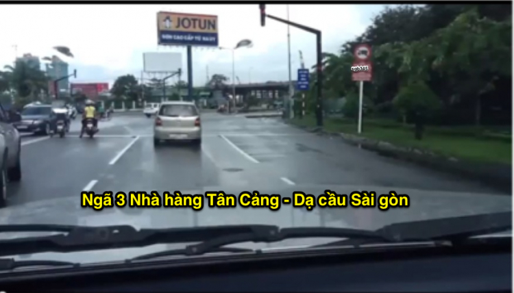 Không xi nhan đoạn dưới gầm cầu Sài Gòn