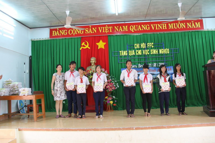 Vài hình ảnh về chuyến đi từ thiện đảo Bình Ba của FFC-29/8-31/8/14. Vài hình ảnh về chuyến đi từ thiện đảo Bình Ba của FFC-29/8-31/8/14.