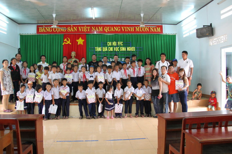 Vài hình ảnh về chuyến đi từ thiện đảo Bình Ba của FFC-29/8-31/8/14. Vài hình ảnh về chuyến đi từ thiện đảo Bình Ba của FFC-29/8-31/8/14.