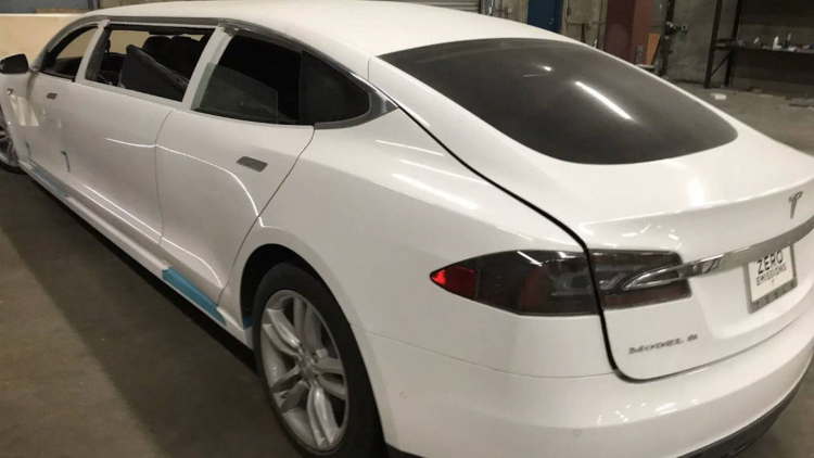 Tesla Model S độ limousine đầu tiên trên thế giới rao bán