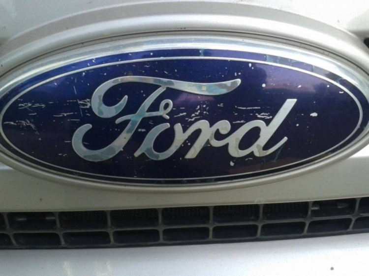 Logo Ford sau 3 năm phơi nắng phơi mưa