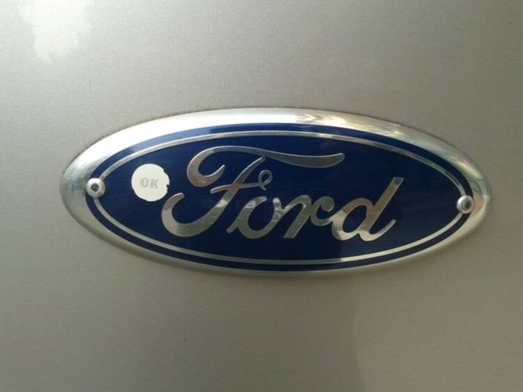 Logo Ford sau 3 năm phơi nắng phơi mưa