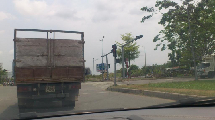 Lưu ý đèn giao thông nằm giữa giao lộ Nguyễn Hữu Thọ - NGuyễn Văn Linh