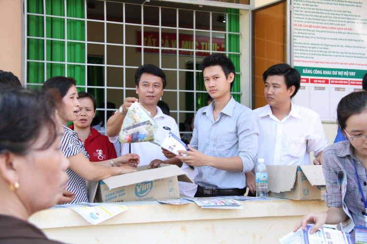 Một số hình ảnh chuyến đi trao ngôi nhà tình thương thứ 3 của FFC Một số hình ảnh chuyến đi trao ngôi nhà tình thương thứ 3 của FFC