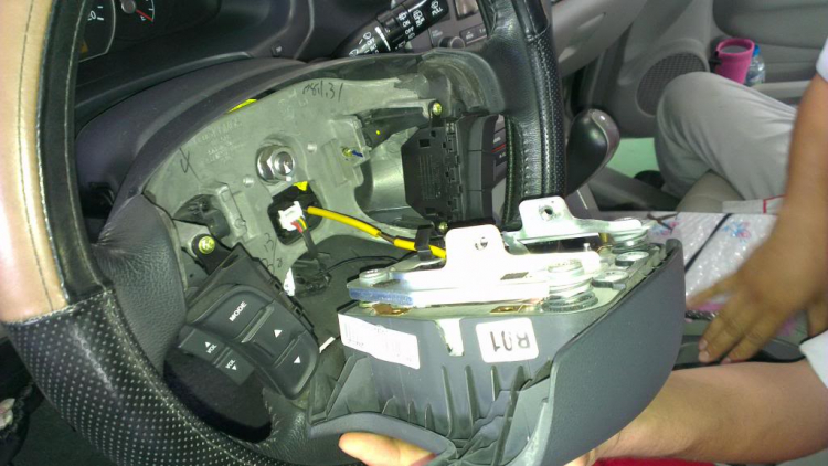 Kia Carens bị lỗi sáng đèn Air Bag - đã thay Clock Spring - done :) Kia Carens bị lỗi sáng đèn Air Bag - đã thay Clock Spring - done :)