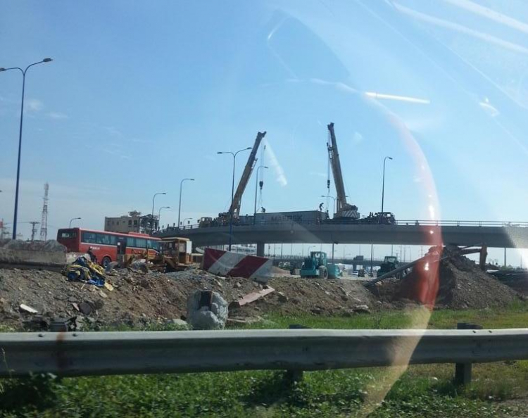 Lại lật container trên cầu vượt ngã ba Cát Lái