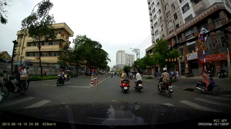 CON CỦA AI ĐÂY?