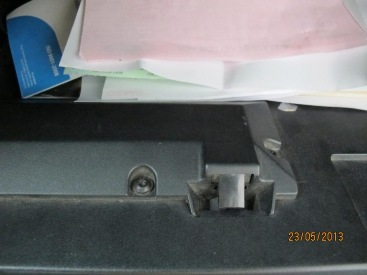 Help me- Xin hình khóa hộc bên ghế phụ Mondeo V6 2005