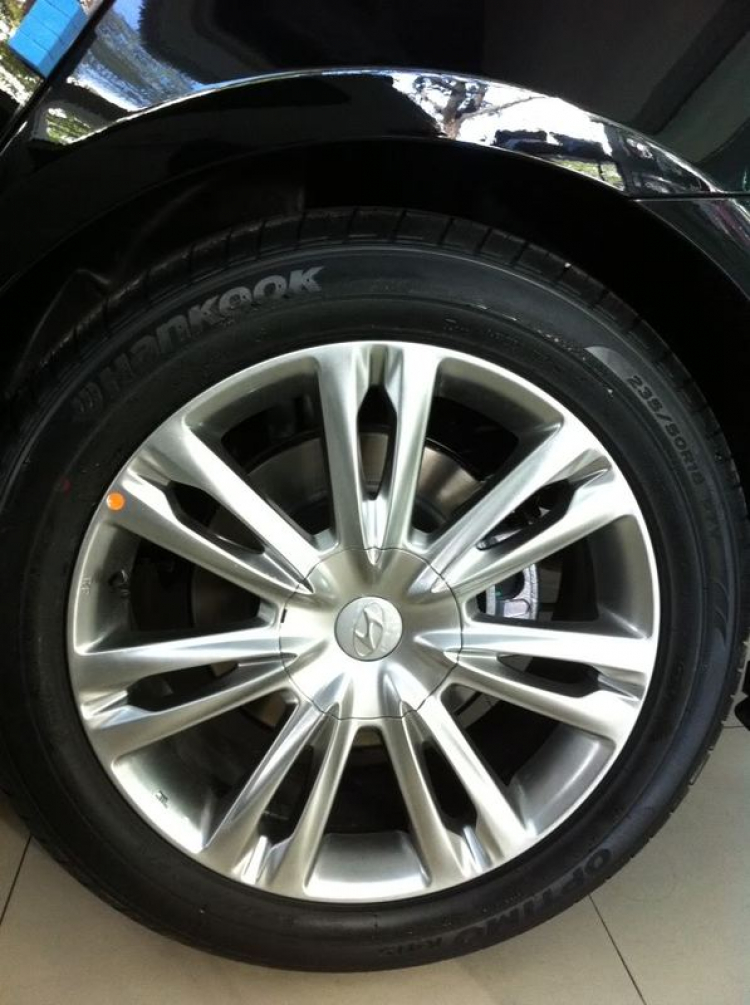Hyundai Genesis sedan 2013 tại SÀI GÒN..........cùng nhau chia sẽ Hyundai Genesis sedan 2013 tại SÀI GÒN..........cùng nhau chia sẽ