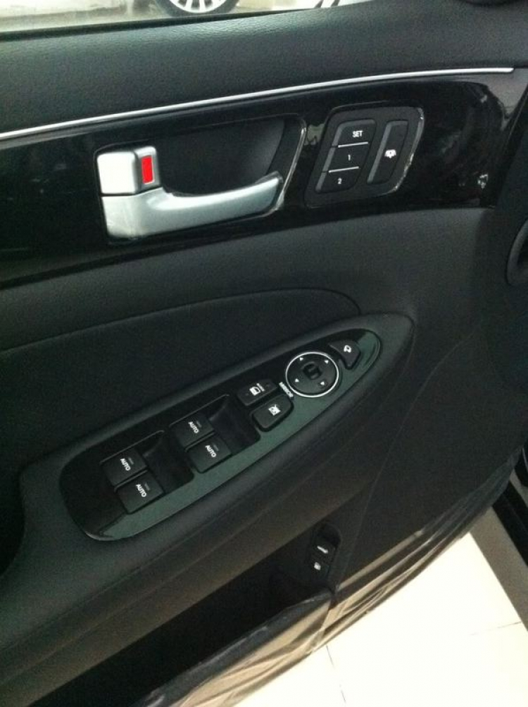 Hyundai Genesis sedan 2013 tại SÀI GÒN..........cùng nhau chia sẽ Hyundai Genesis sedan 2013 tại SÀI GÒN..........cùng nhau chia sẽ