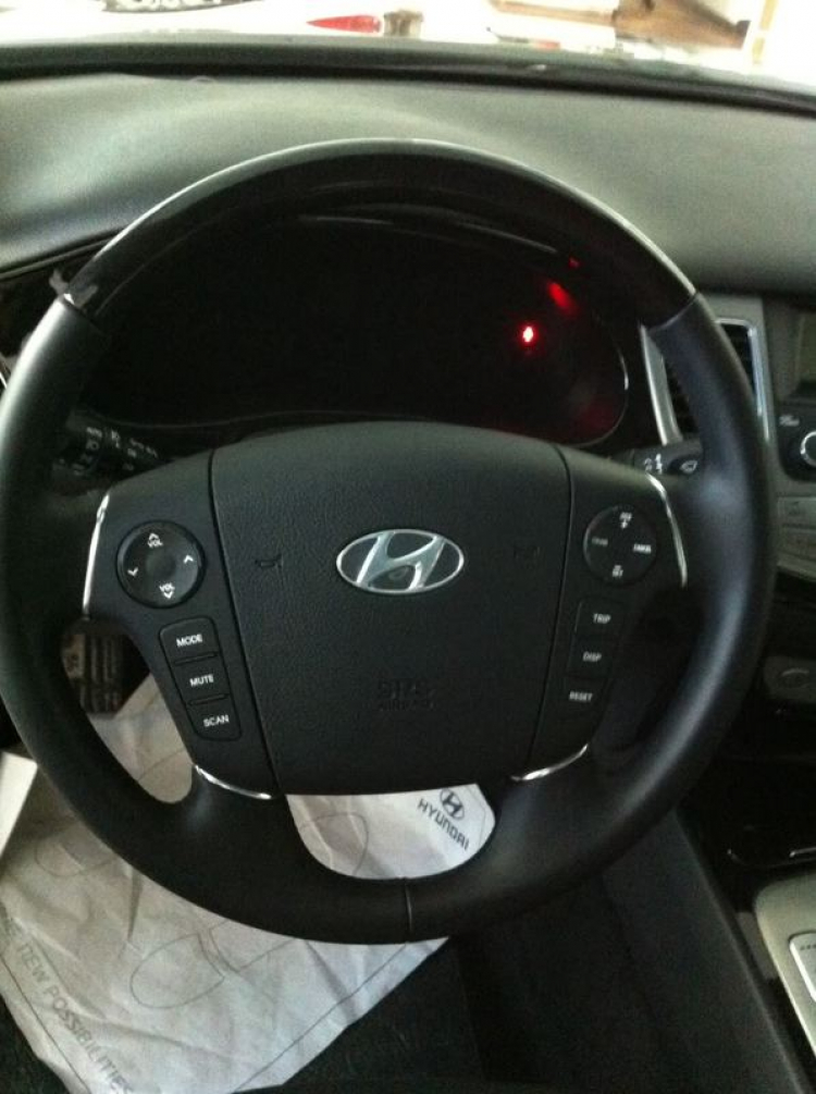 Hyundai Genesis sedan 2013 tại SÀI GÒN..........cùng nhau chia sẽ Hyundai Genesis sedan 2013 tại SÀI GÒN..........cùng nhau chia sẽ