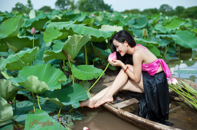 Thiếu nữ e ấp Sen hồng