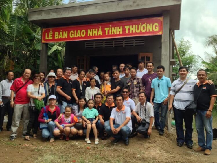 CN 09/06/13 O.S trao nhà tình thương cho ông Lê Văn Sành ở Bến Tre CN 09/06/13 O.S trao nhà tình thương cho ông Lê Văn Sành ở Bến Tre