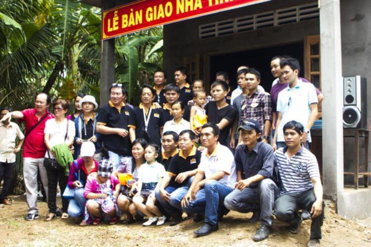 CN 09/06/13 O.S trao nhà tình thương cho ông Lê Văn Sành ở Bến Tre CN 09/06/13 O.S trao nhà tình thương cho ông Lê Văn Sành ở Bến Tre