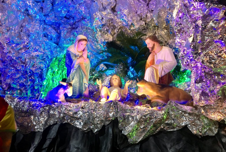 Không khí đón Noel trên đường thiên lý