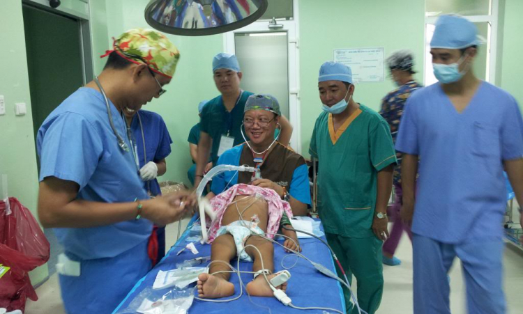 Quảng Ngãi, mang nụ cười đến cho trẻ con ! (Hình trẻ em bị tật, cân nhắc trước khi xem ) Quảng Ngãi, mang nụ cười đến cho trẻ con ! (Hình trẻ em bị tật, cân nhắc trước khi xem )