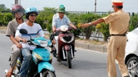 Nên làm gì khi bị Cảnh sát giao thông dừng xe?