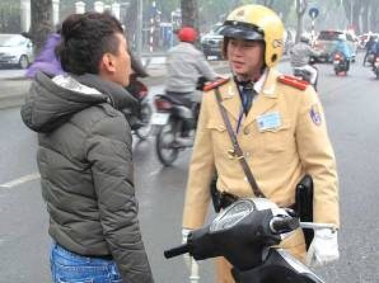 Nên làm gì khi bị Cảnh sát giao thông dừng xe?