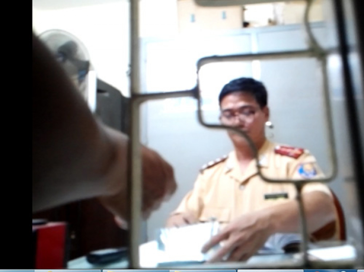 Nên làm gì khi bị Cảnh sát giao thông dừng xe?