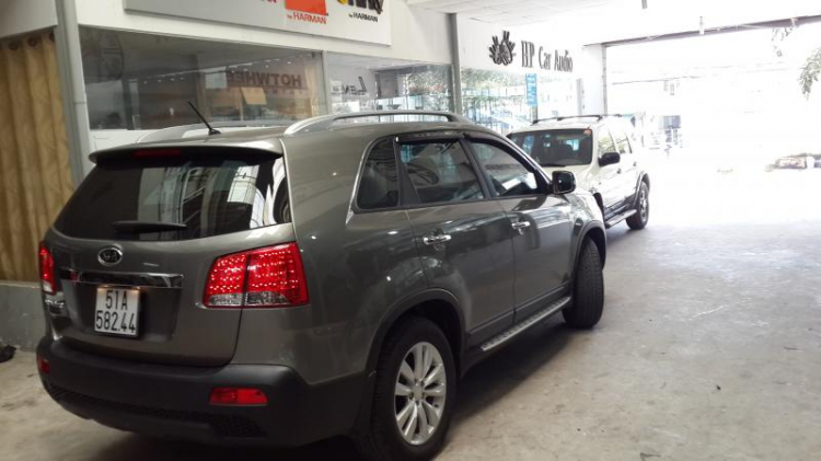 Kia Sorento độ âm thanh và hình ảnh.