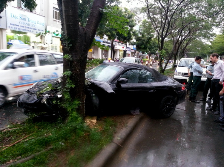 Siêu xe cứng hay cây trồng  ven đường cứng thử xem ai hơn ai.