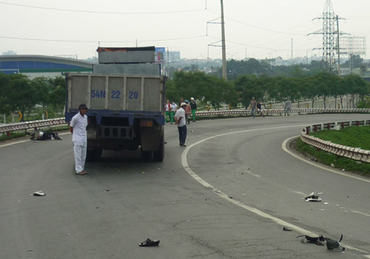 Các bác chú ý đi qua đoạn của cầu vượt từ QL1A vào Xa lộ HN (gần ĐHQG và ngay trước STiên)