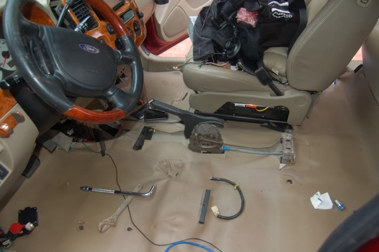 Ford Escape - Các Bác thường gắn Sub woofer ở đâu? Ford Escape - Các Bác thường gắn Sub woofer ở đâu?
