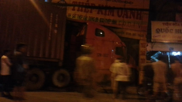 Container tông nhà dân trên Hoàng Văn Thụ rạng sáng 1 tháng 8
