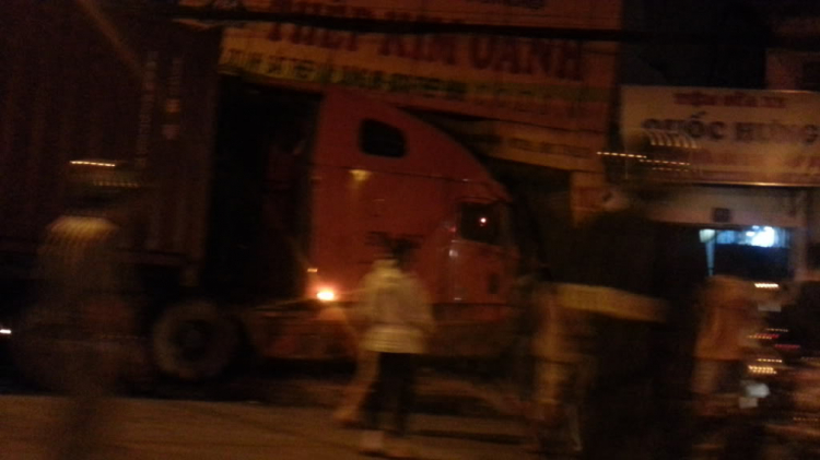 Container tông nhà dân trên Hoàng Văn Thụ rạng sáng 1 tháng 8
