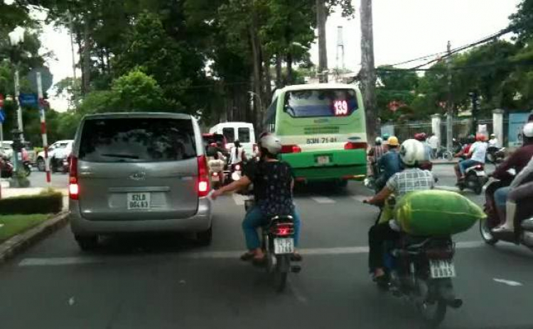 Chuyện Đi và Dừng ở vạch dừng trong giao lộ/vòng xoay. Chuyện Đi và Dừng ở vạch dừng trong giao lộ/vòng xoay.